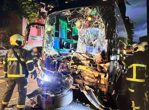 擋風玻璃全碎！豪華巴士清晨追尾環保局清溝車　4人送醫