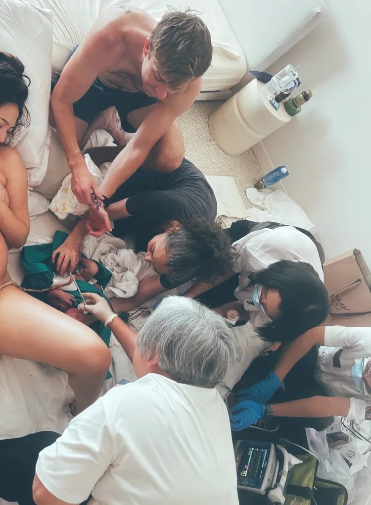 謝沛恩居家生產剪臍帶。繁星皓月提供