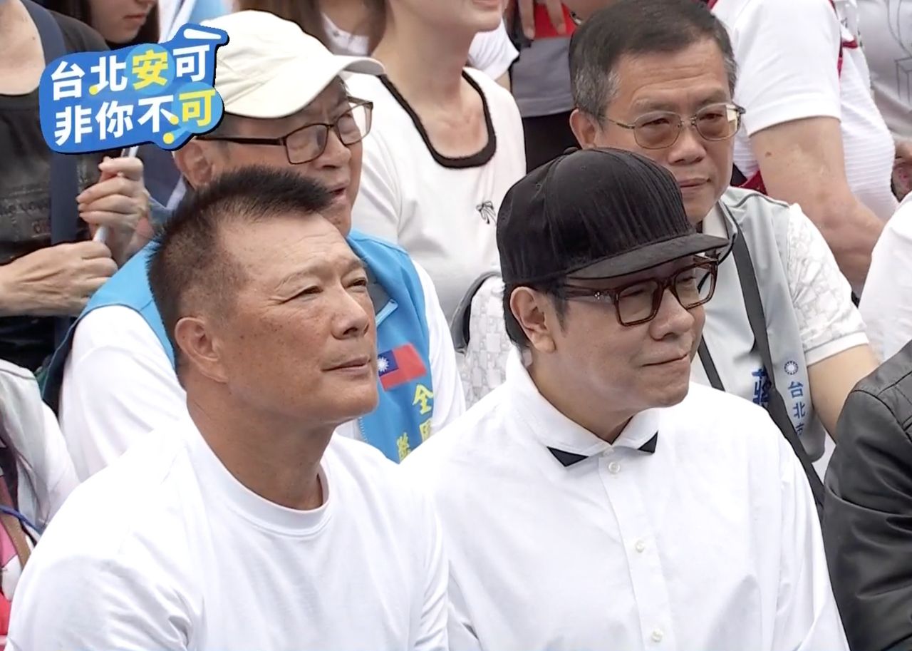 蔡康永驚喜現身蔣萬安競總!一身黑西裝、黑帽 進場後換白衣聽講