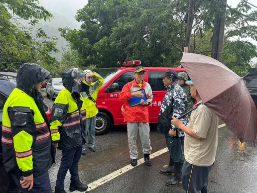 薔琵颱風狂風豪雨　竹縣警、消全力協助部落居民撤離