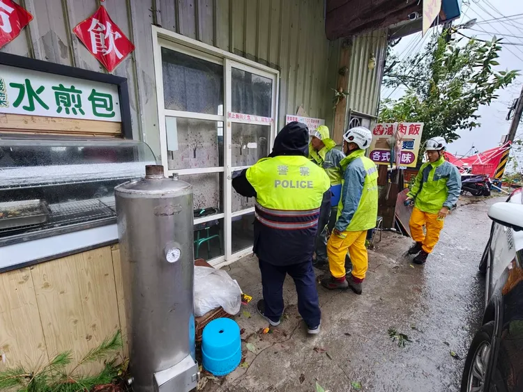警方勸導及協助民眾撤離。橫山警分局提供