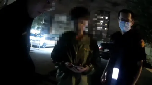 醉男深夜停車場怒吼撞鐵門！擾亂社區安寧　壢警制止送返家