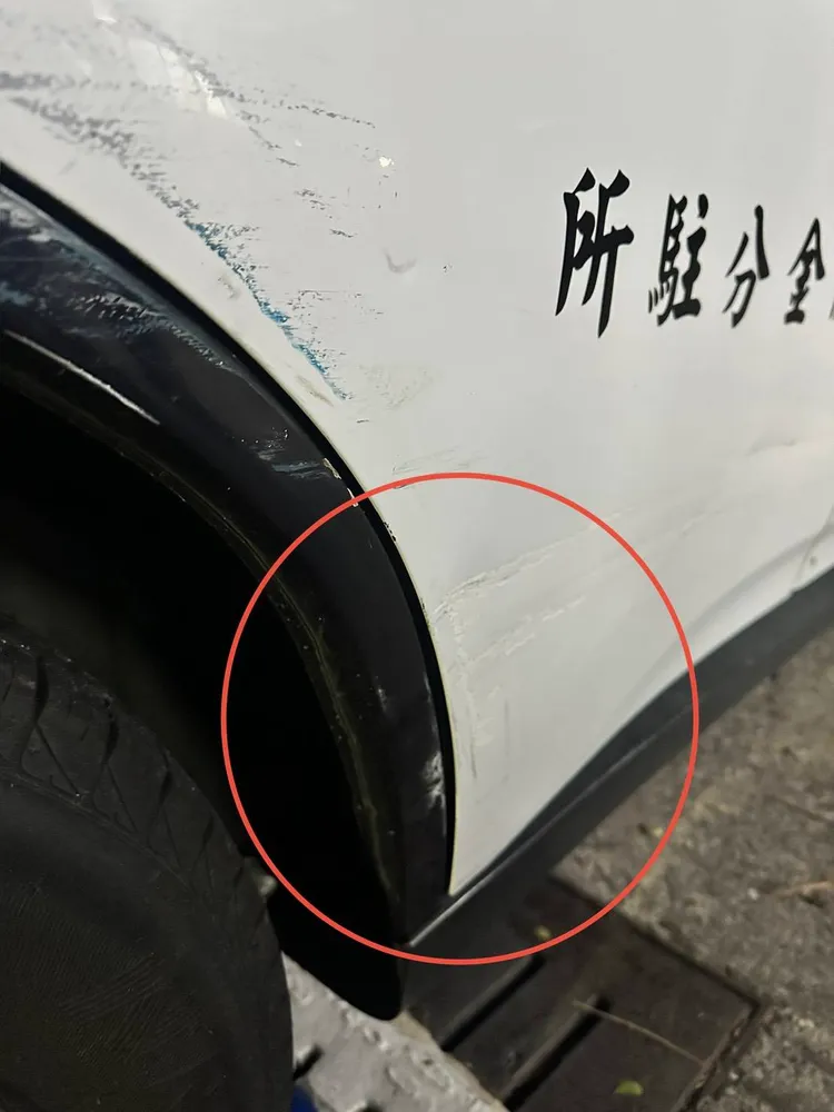 警車遭擦撞。翻攝畫面