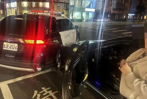 高雄男違停睡駕駛座！遭警敲窗驚醒猛踩油門　擦撞警車GG了