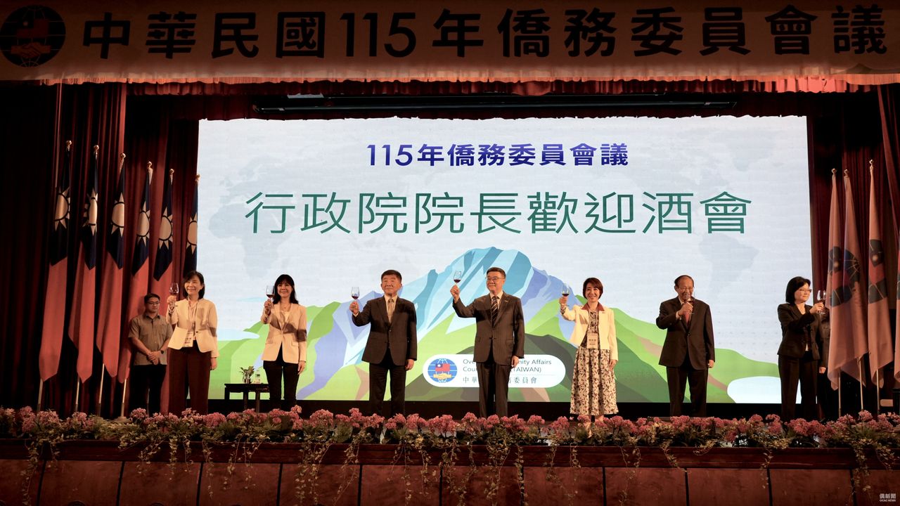 徐佳青出席僑委會晚宴唱唱跳跳 徐巧芯:令人瞠目結舌