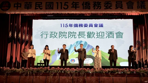 徐佳青出席僑委會晚宴唱唱跳跳　徐巧芯：令人瞠目結舌