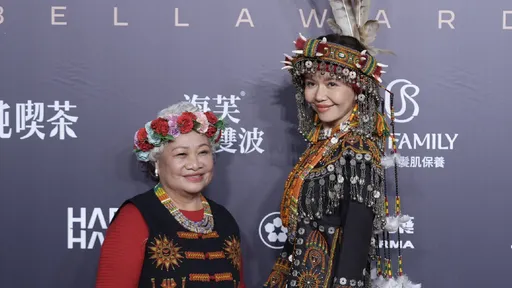 金鐘紅毯｜于子育排灣族大禮服隆重搶雙獎　方郁婷、林廷憶一甜一酷