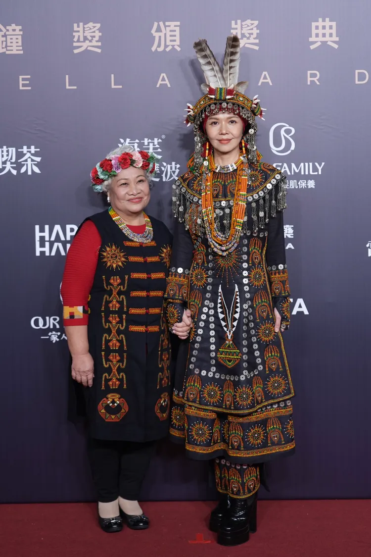 于子育（右）和媽媽皆穿著排灣族服裝。攝影中心攝