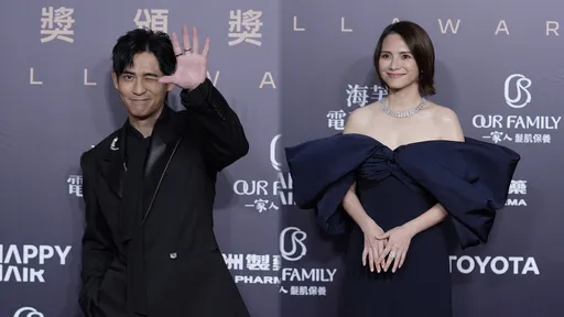 金鐘紅毯｜周渝民微微一笑很傾城　李心潔LV浮誇露香肩