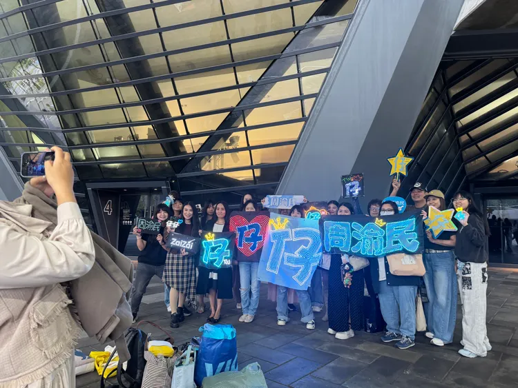 周渝民粉絲在場外集氣。攝影中心攝