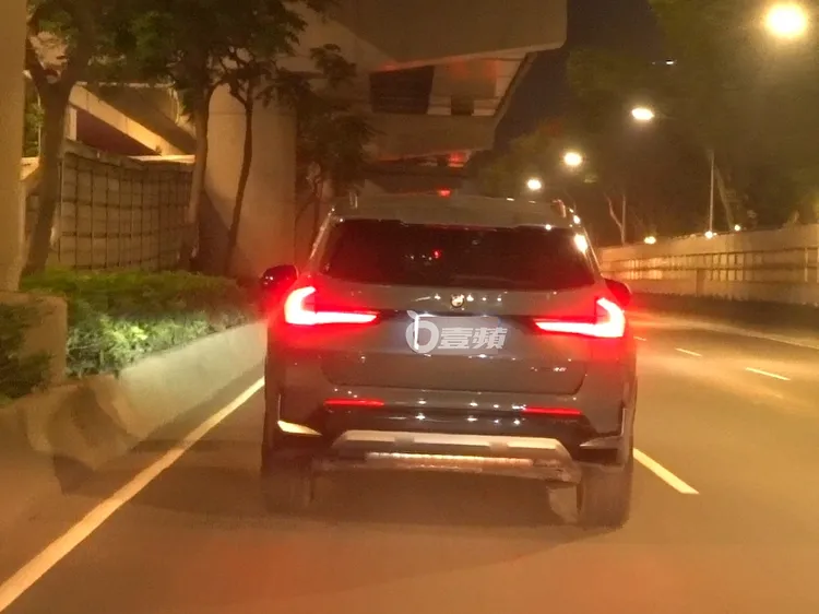 稍晚陳漢典錄影結束，才坐上助理幫他駕駛的BMW X1離開電視台。特勤中心攝