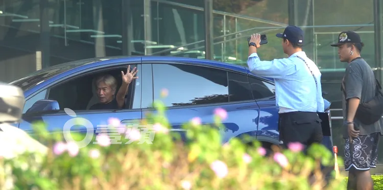 吳宗憲錄影結束，降下車窗和助理們揮手道別。特勤中心攝