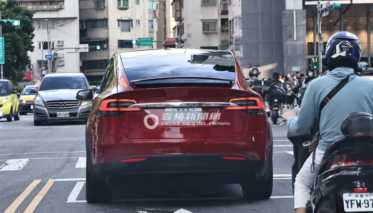 吳宗憲早期購入的另一輛666萬元紅色特斯拉Tesla Model X P100D。資料照、特勤中心攝