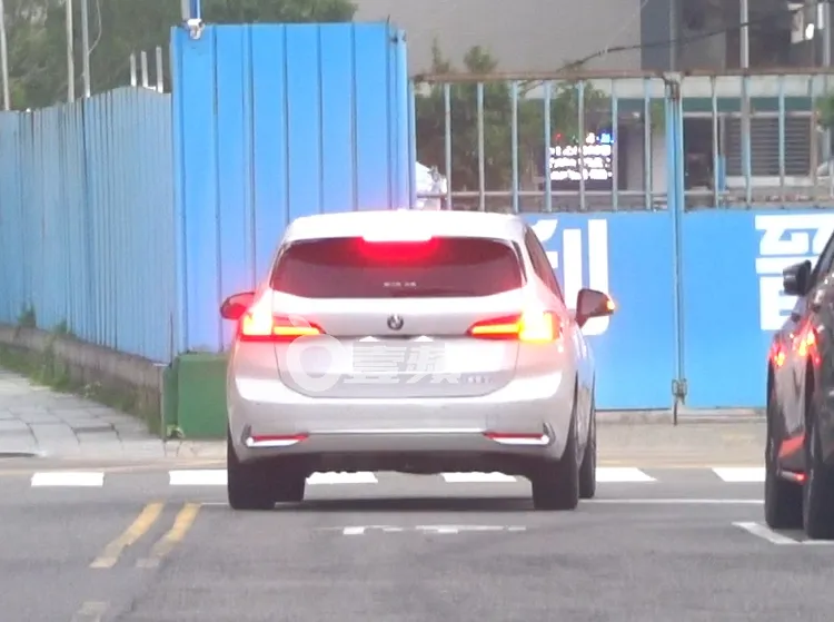 Lulu坐上助理幫忙駕駛的BMW 218i離開電視台。特勤中心攝