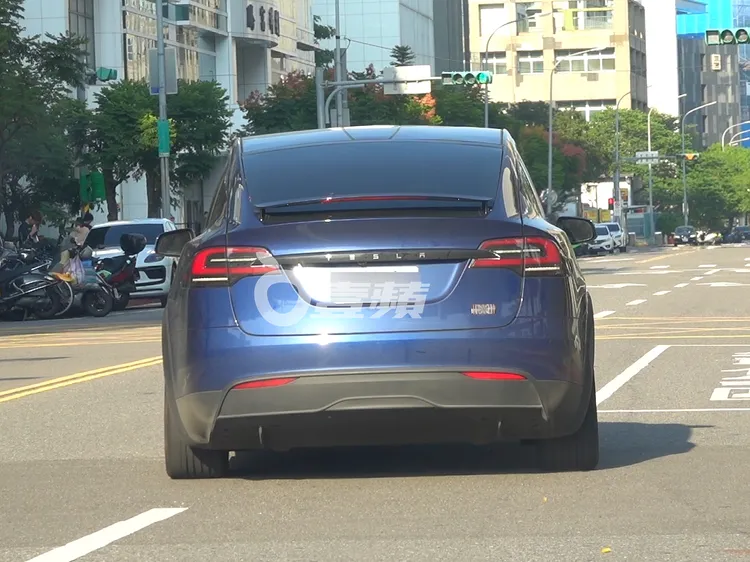 吳宗憲開的藍色特斯拉Model x plaid休旅車，擁有1020匹馬力。特勤中心攝