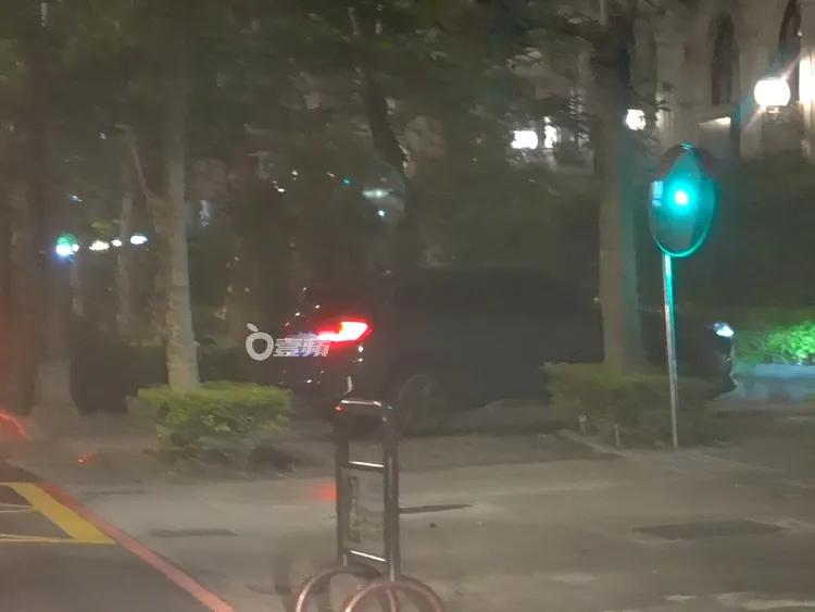 陳漢典坐著BMW小休旅車返回南港愛巢。特勤中心攝
