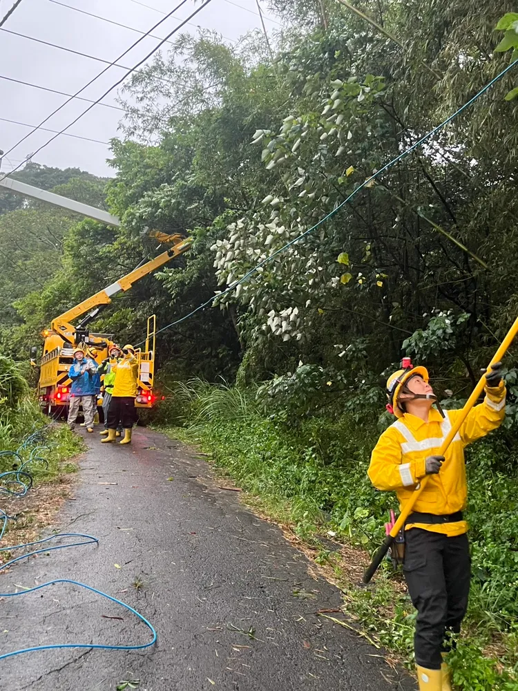 台電新竹區處派員搶修。新竹區處提供