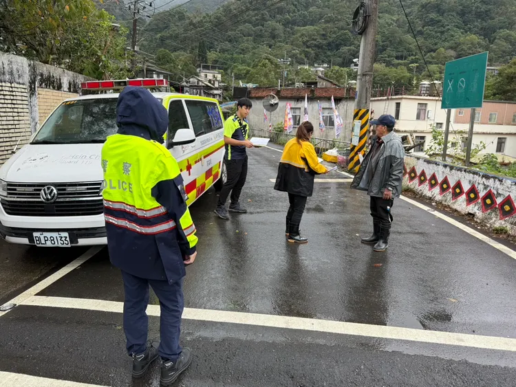 警消協助撤離。新竹縣消防局提供