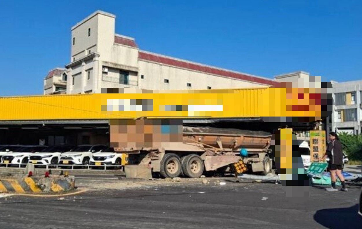 桃園大溪砂石車失控撞斷號誌桿!再衝中古車行 6車遭殃