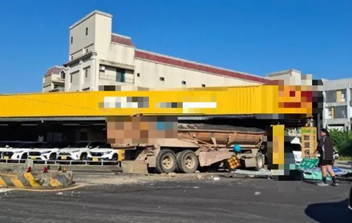 桃園大溪砂石車失控撞斷號誌桿！再衝中古車行　6車遭殃