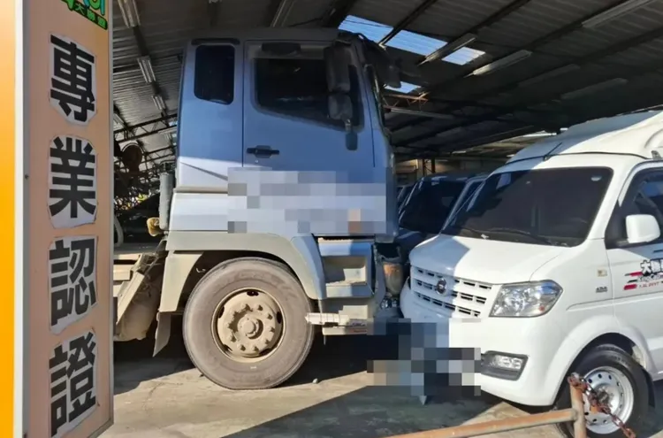 大溪中古車行遭砂石車衝撞，6輛車受損。翻攝畫面