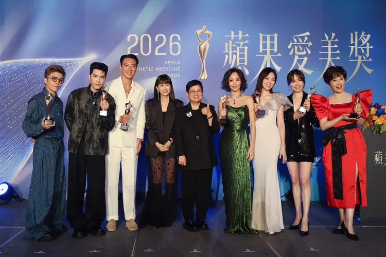 （左起）小宇、蕭敬騰、王陽明、《壹蘋新聞網》老闆娘張芝瑋、《壹蘋新聞網》執行長吳玉愛、關穎、曾馨瑩、蔡依珊、寇乃馨。攝影中心攝