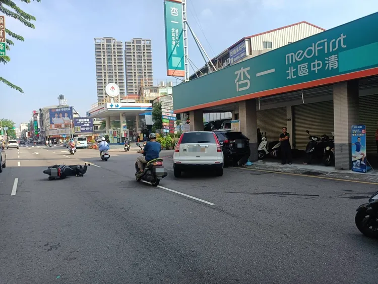白色休旅車駕駛棄車逃逸。民眾提供
