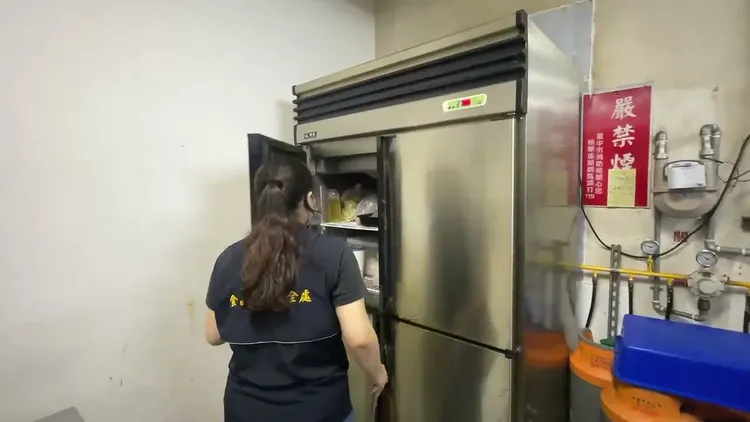 食安處稽查發現該店有冰箱溫度不符規定等3項缺失。市府提供