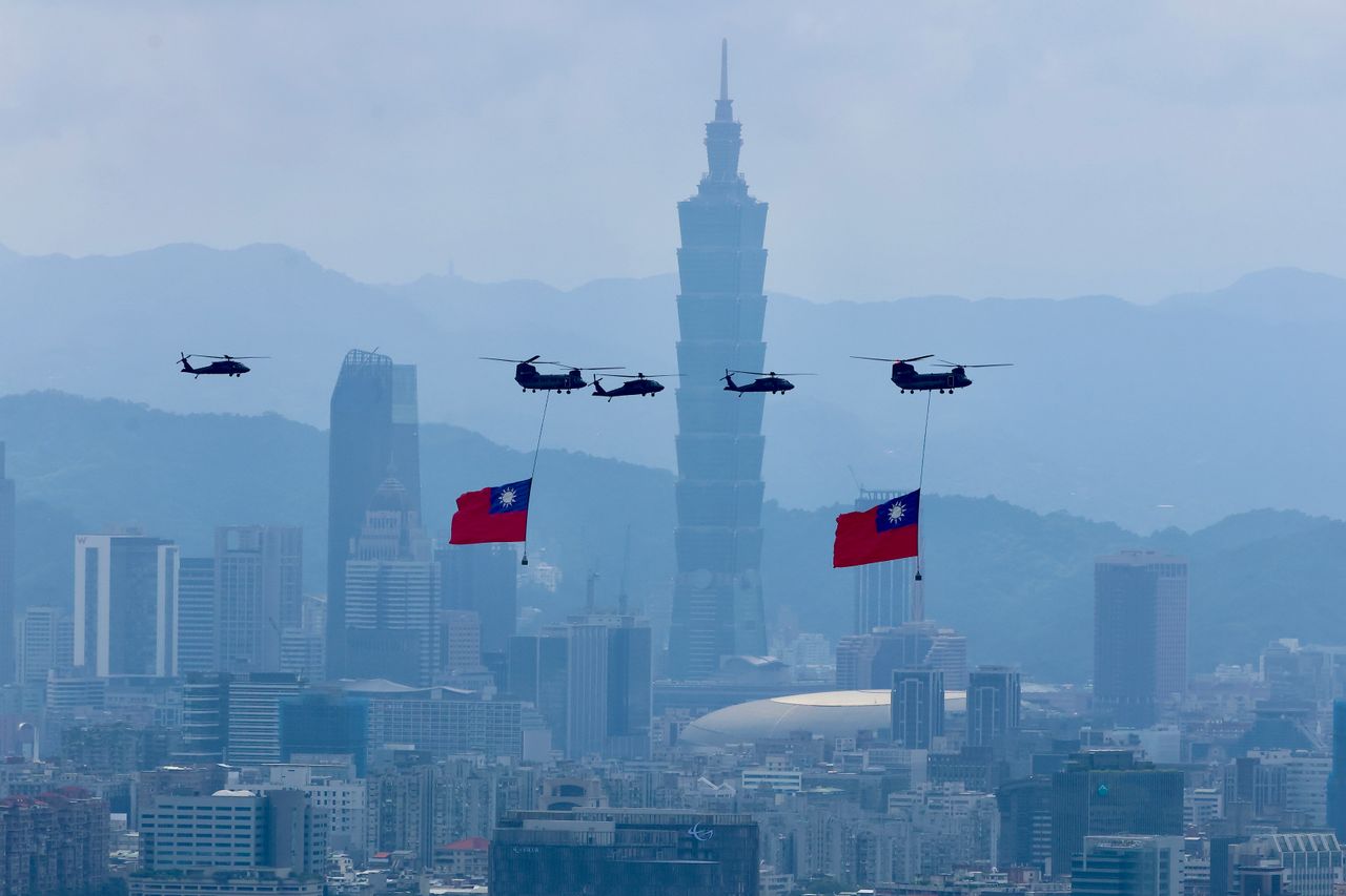 中華民國115年國慶巨幅國旗通過總統府上空 2架黑鷹直升機伴飛