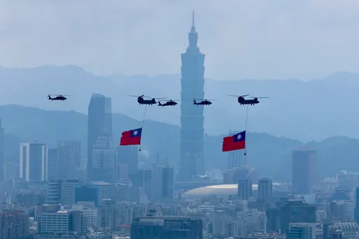 中華民國115年國慶巨幅國旗通過總統府上空　2架黑鷹直升機伴飛