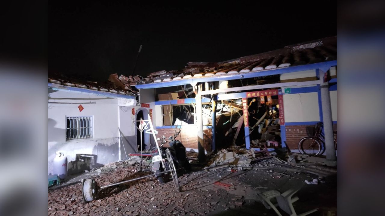 台南六甲民宅深夜氣爆!平房宛如「炸彈開花」 1人燒燙傷