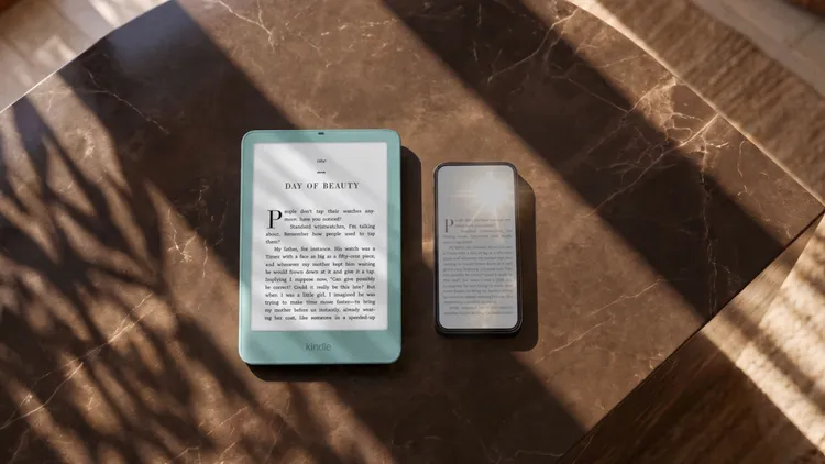 新款Kindle新增Ube紫色，搭配Kindle Click藍牙翻頁遙控器，讀者不必碰觸螢幕，也能透過實體按鍵翻頁。Amazon提供