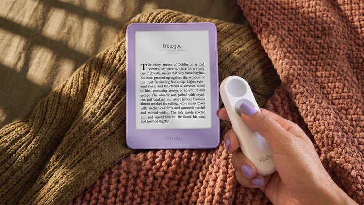 新款Kindle新增Ube紫色，搭配Kindle Click藍牙翻頁遙控器，讀者不必碰觸螢幕，也能透過實體按鍵翻頁。Amazon提供