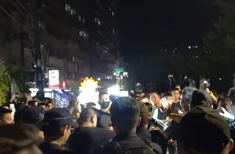 現場群眾聚集。翻攝畫面