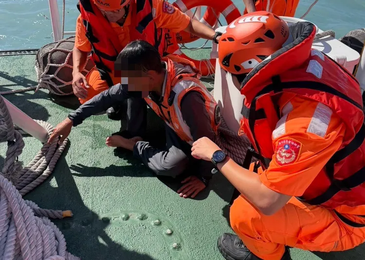 落海工人被海巡人員救起。第12岸巡隊提供