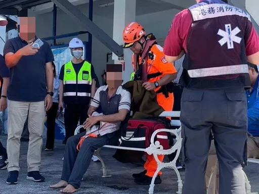 花蓮港紅燈塔施工作業傳工安意外　4工人落海驚險獲救