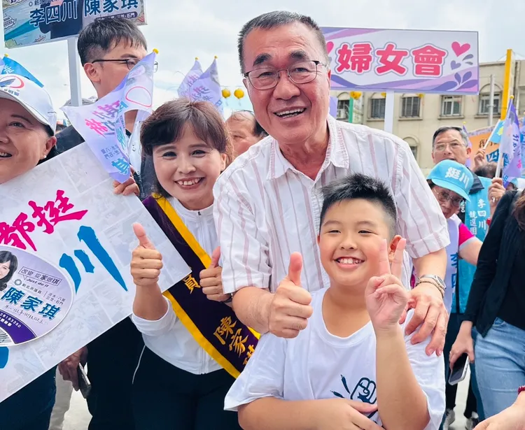 李四川出席陳家琪聯合競選總部成立大會，受到鄉親熱烈支持。競總提供