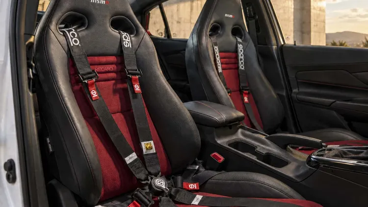 車內換裝GT-R NISMO同款Recaro跑車座椅，並加入NISMO方向盤及賽車安全帶。原廠照片