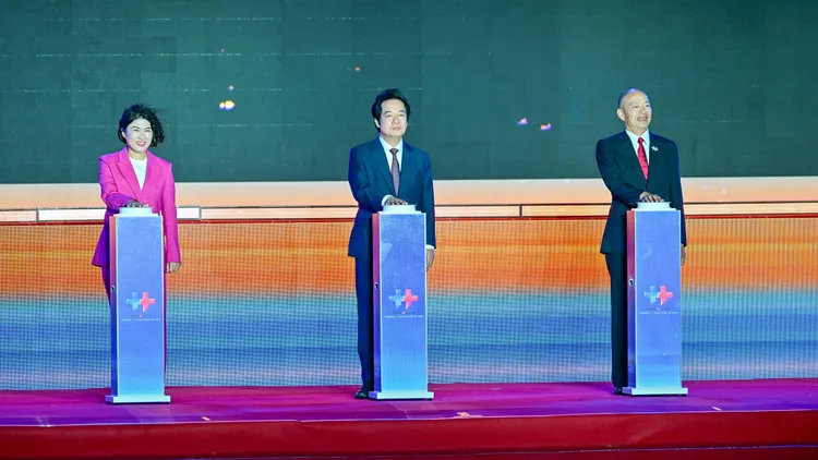 台東縣長饒慶鈴（左起）、總統賴清德、立法院長韓國瑜。立法院提供