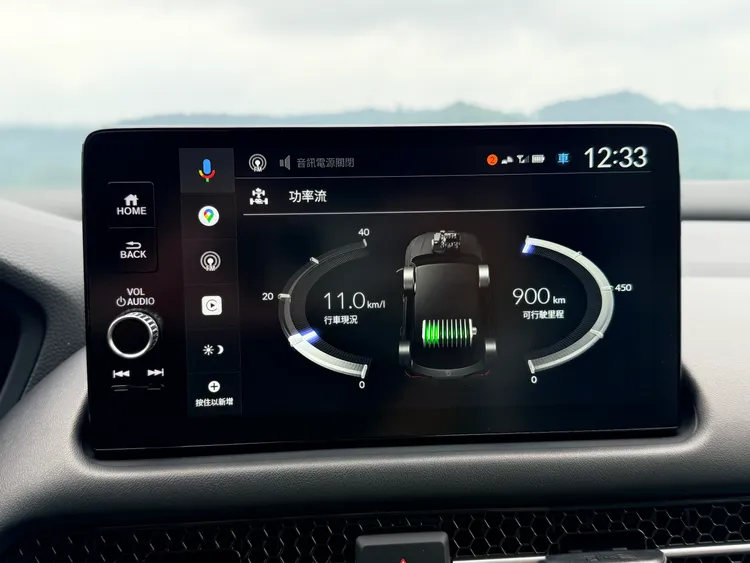 中控台配置9吋觸控主機，支援Apple CarPlay與Android Auto有線、無線連接，螢幕左側保留實體按鍵與音量旋鈕，方便駕駛者在行進間操作常用功能。林浩昇攝