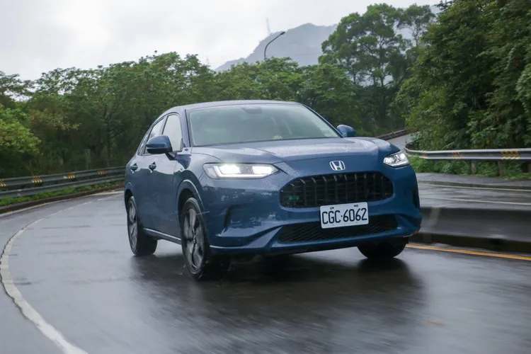 Honda ZR-V e:HEV起步與中低速加速反應相當直接，搭配比CR-V e:HEV更輕的車身，市區起步、再加速與超車都顯得輕快，也讓這套油電系統不只是以節能為訴求，更兼顧駕駛樂趣。林浩昇攝