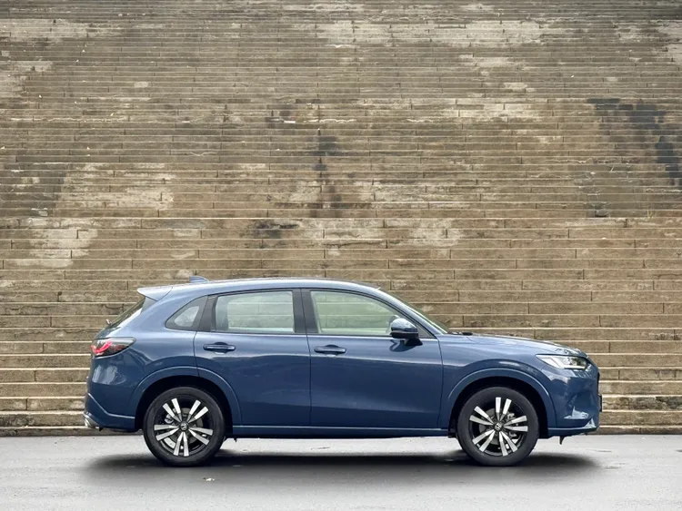 ZR-V e:HEV車長4,555mm、軸距2,655mm，車身比例介於HR-V與CR-V之間；車側透過鈑件折線與明暗變化修飾輪廓，搭配車身同色輪拱，降低傳統SUV較為厚重的視覺感。林浩昇攝