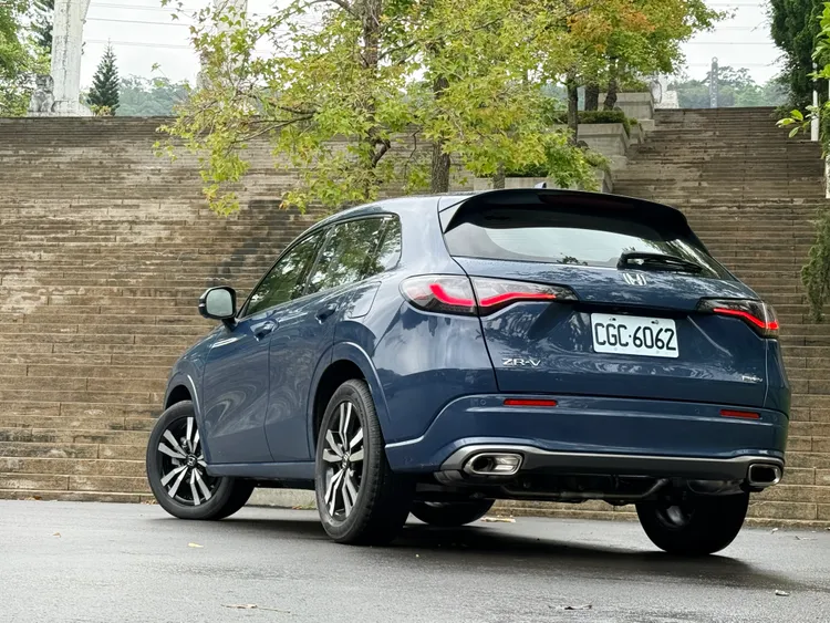 Honda ZR-V e:HEV以119.9萬元切入市場，透過184ps電動馬達與偏運動化的底盤調校，展現不同於一般家庭休旅的駕駛個性，對重視操控樂趣的消費者而言，是Honda休旅車系中值得關注的選擇。林浩昇攝