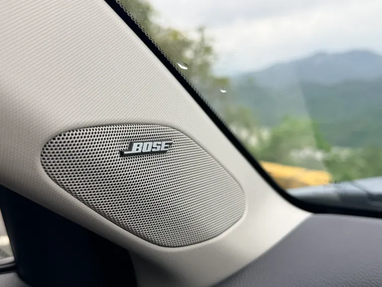 ZR-V e:HEV標配BOSE Centerpoint音響系統，包含12支揚聲器與重低音單體，搭配Honda CONNECT及Digital Key等功能，讓車室配備不只著重駕駛，也兼顧日常使用便利性。林浩昇攝