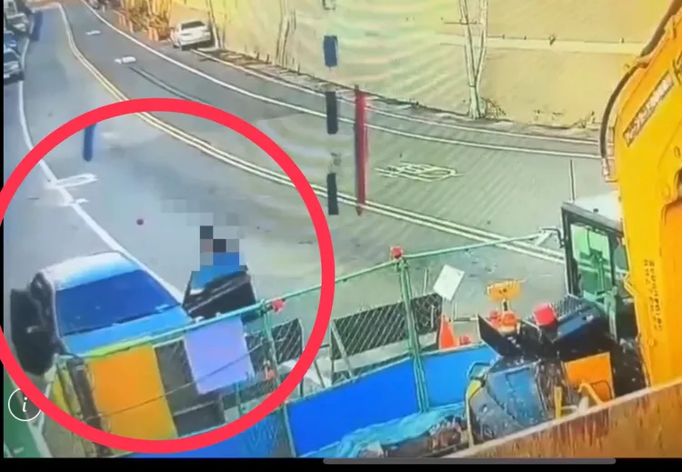 2名竊嫌得手後開車離開工地。翻攝畫面