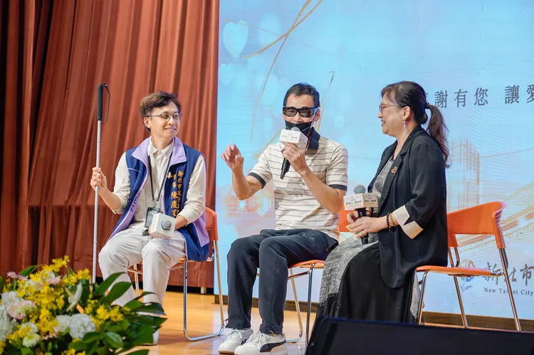 曾是室內裝潢業老闆的阿翔，因視力問題，人生一度跌落低谷，他感謝社工的一路陪伴和鼓勵，讓他重新站起來。市府提供