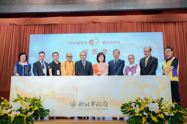 7位圓夢英雄代表和侯友宜市長、社會局長李美珍及愛心大使白嘉莉準備揭開7周年彩牌。市府提供