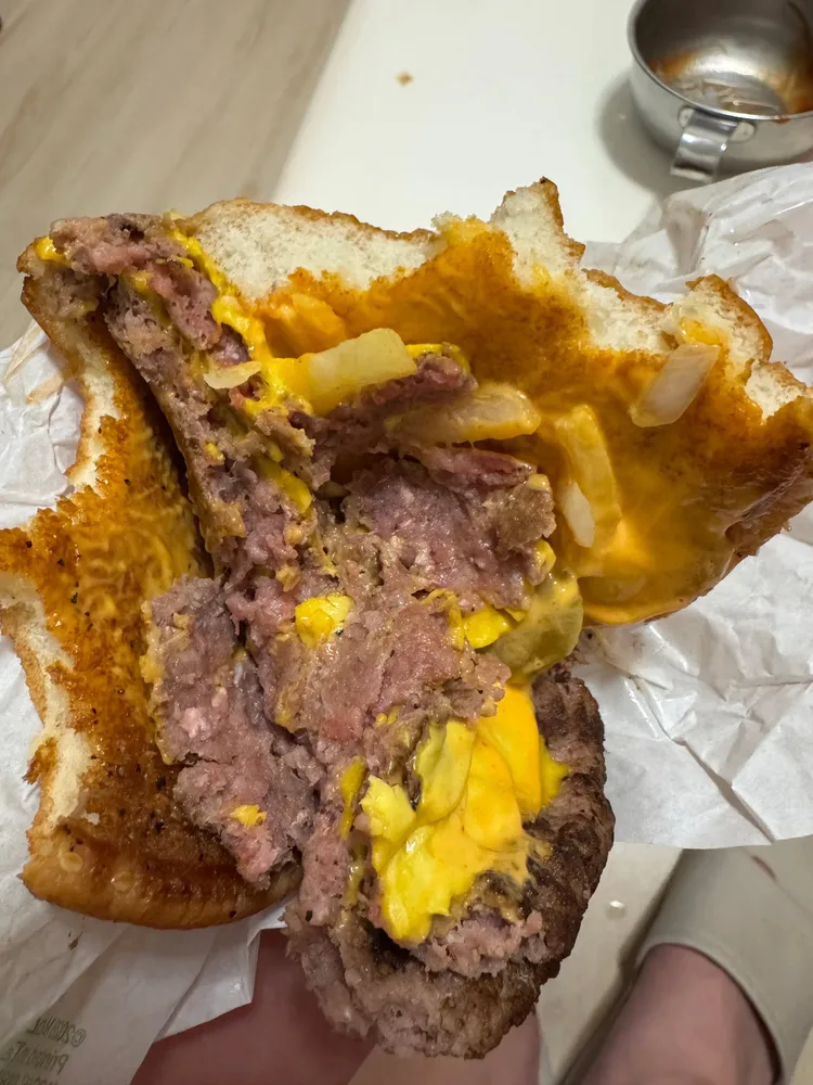 台南民眾在麥當勞西門二店買到疑似未熟的牛肉堡，食用後上吐下瀉、就醫休養一週。lintingmu@Threads提供