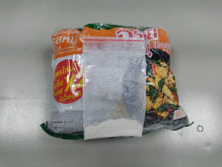 李嫌行李箱食品內查獲海洛因約3.486公斤。翻攝畫面