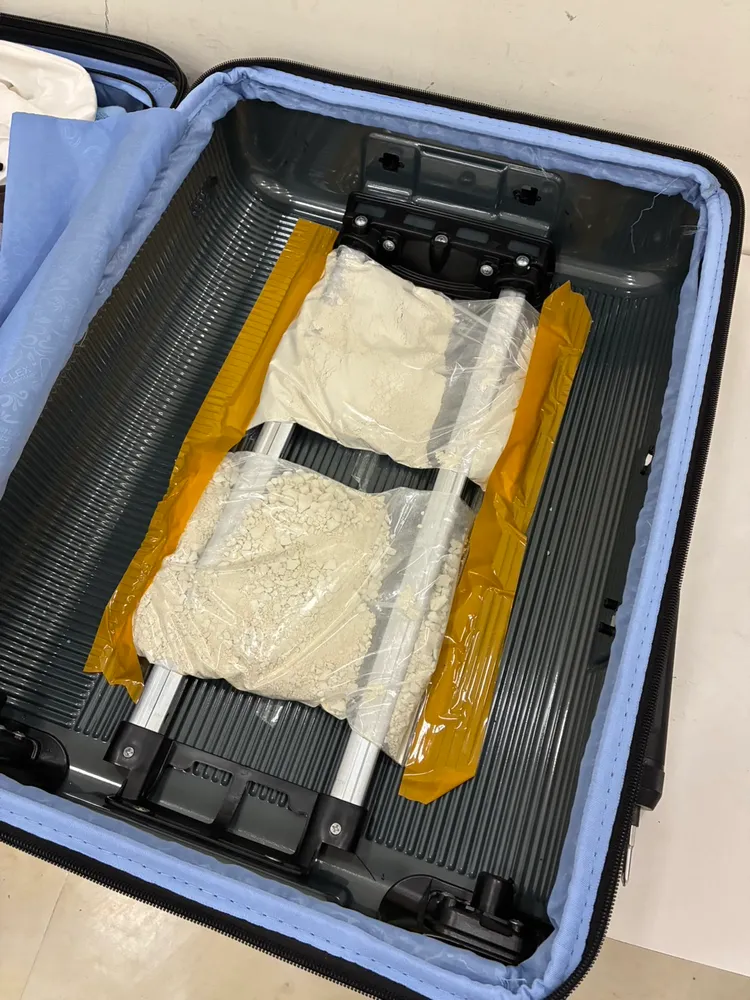 吳嫌行李箱食品內查獲海洛因約700公克。翻攝畫面